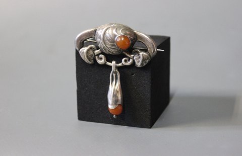 Brooch with amber and in 830 silver, stamped Chr. J.
5000m2 showroom.

