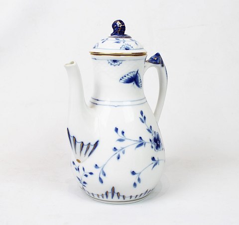 Coffee jug in Kipling Butterfly with gilded edge by Bing and Grøndahl.
5000m2 showroom.
