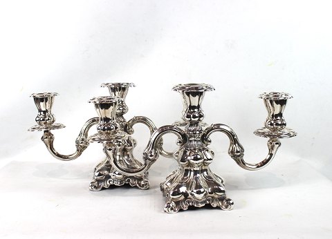 A set of two armed candlesticks of hallmarked silver.
5000m2 showroom.
