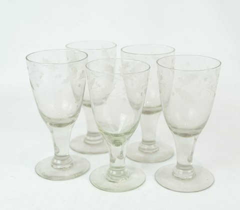 Set of five Egeløv wine glass by Holmegaard, in great antique condition from 
1860. 
5000m2 showroom.
