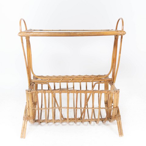 Sidebord af lyst træ med glasplade og opbevaring under, i flot brugt stand.
