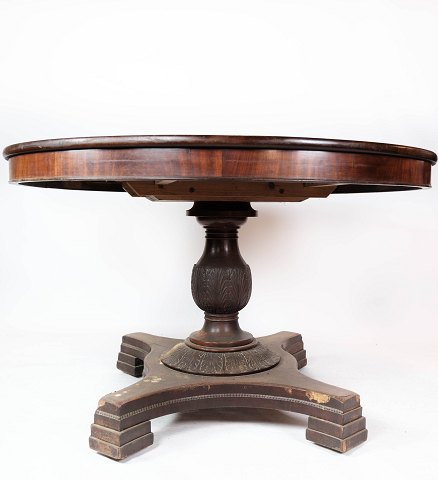 Antique round dining table in mahogany from the 1840s.
5000m2 showroom.
