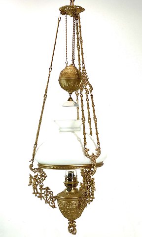 Stor petroleumslampe af patineret messing og skærm af hvid opal glass fra 
omkring 1880erne. 
Flot stand
