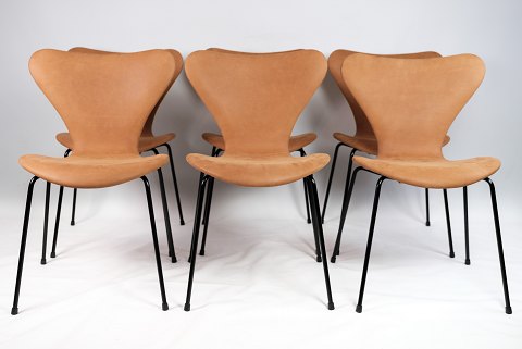 Series 7 ™ 3107 80th Anniversary fully upholstered chair in sanded Walnut 
leather with black powder-coated steel frame.
Great condition
