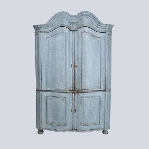Grand meuble d’angle baroque avec peinture bleue d’origine et garnitures en laiton, patine naturelle, portes courbées, datant des années 1780.
