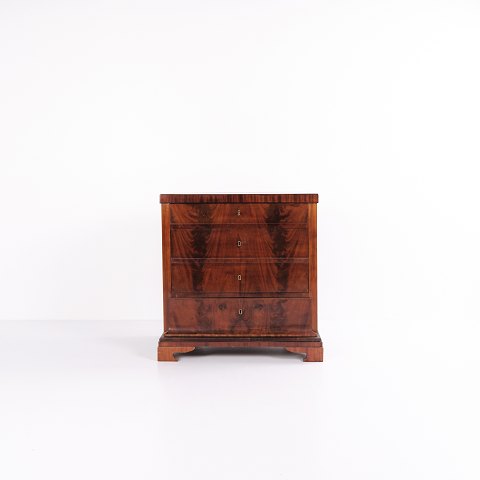 Late Empire Chest of Drawers – Flame Mahogany – 4 Drawers – French Hand-Polished – 1840sGreat condition