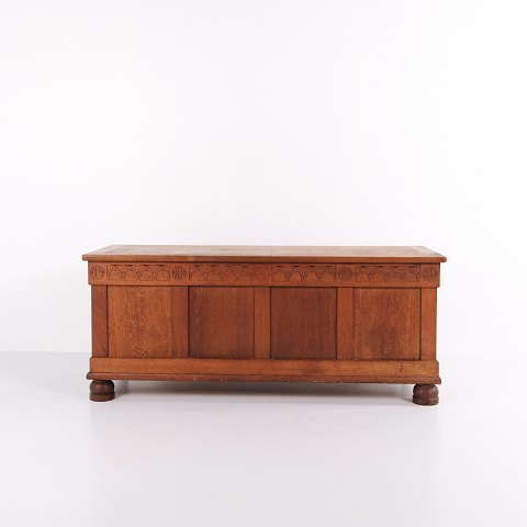 Chest / Sideboard – Oak – Carved Details – Round Legs – c. 1920sGreat condition