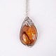 Pendentif avec collier en argent et ambre au design unique