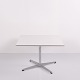 Table basse par Arne Jacobsen et Piet Hein avec plateau en stratifié blanc et bordure en acier pour Fritz Hansen