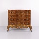 Commode Baroque Ancienne À 4 Tiroirs En Noyer Poli Avec Marqueterie Et Poignées En Laiton Des Années 1760