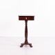 Table à Couture ou Table de Lampe Ancienne en Acajou avec Pied Colonne et Serrure XXe Siècle