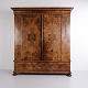 Grande Armoire Baroque Suisse Ancienne en Noyer avec Pieds Tournés Années 1760